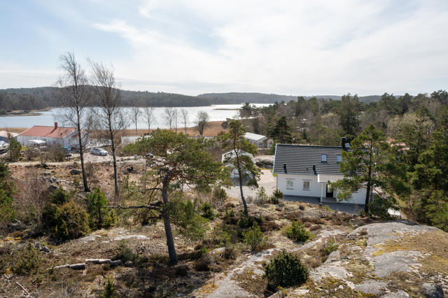 Välkommen till Krossnäs och en härligt belägen tomt på Örnekullsvägen 8