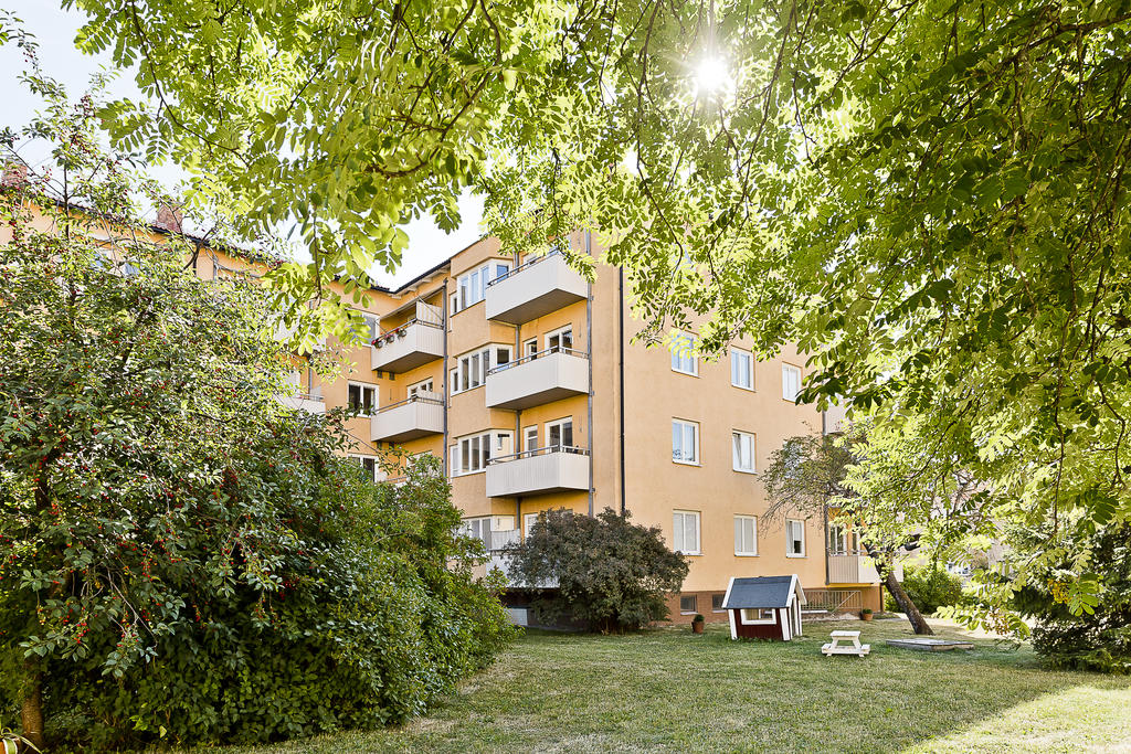Fasad med balkonger mot innergård.