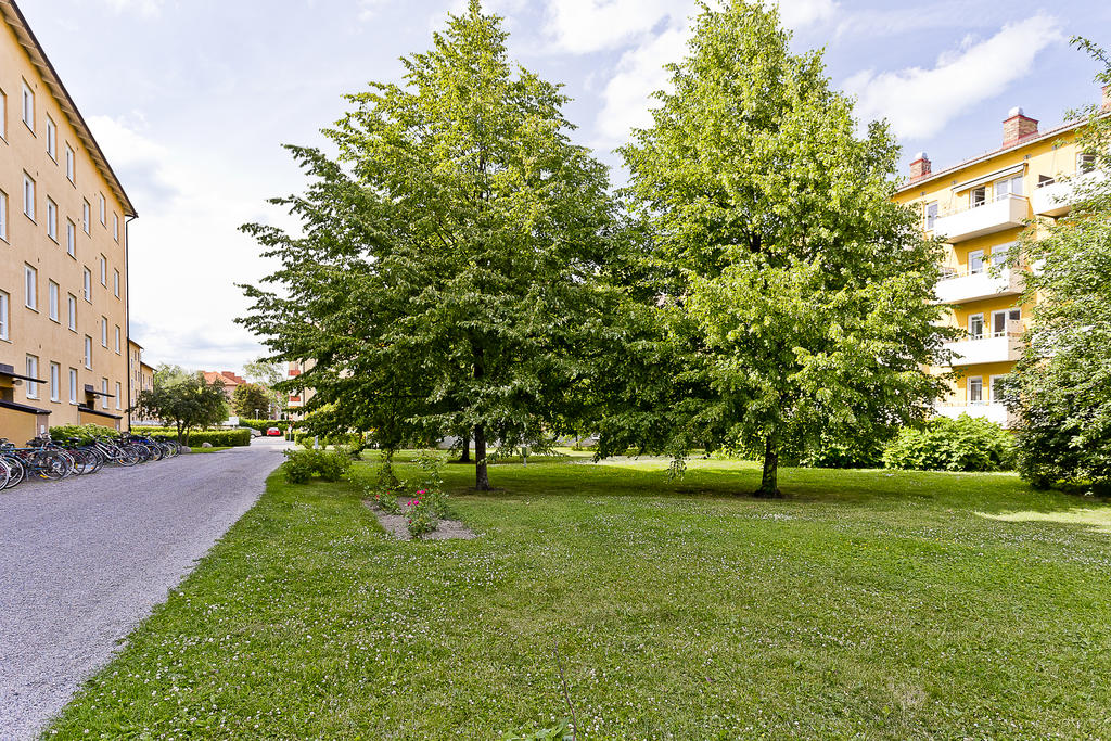 Entré och en av föreningens innergårdar.