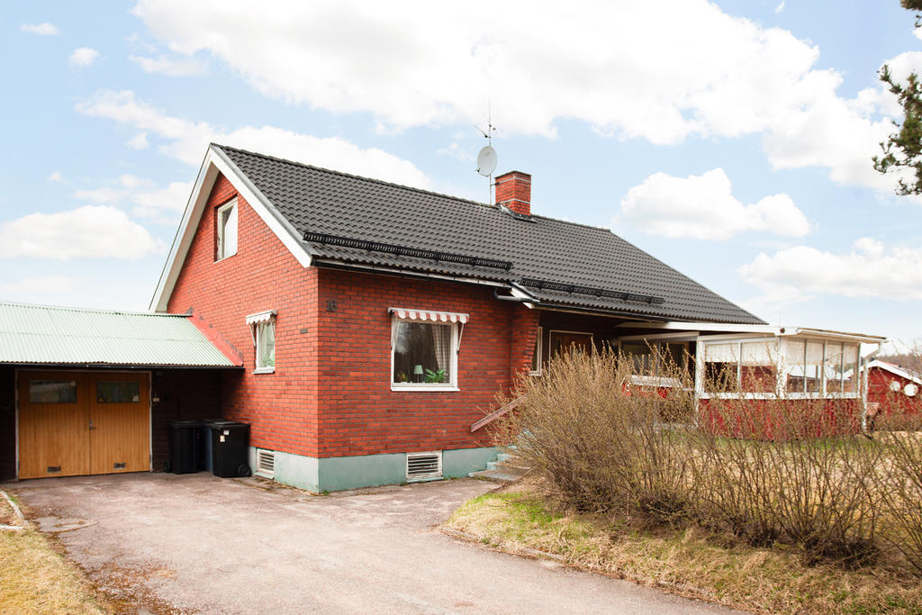 Trevlig tegelvilla intill åkrarna