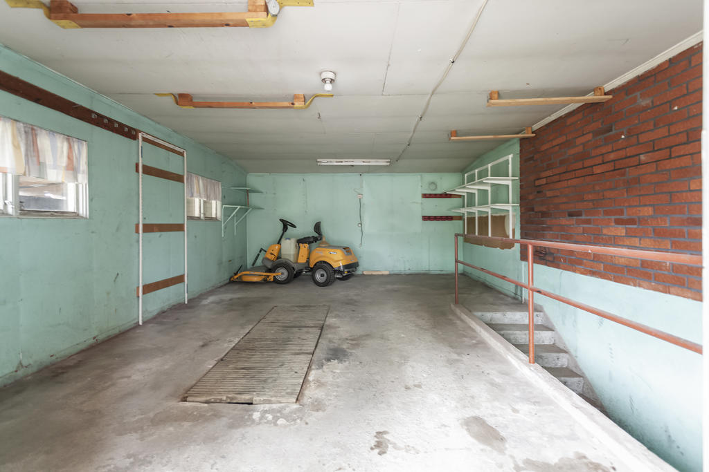 Vidbyggt garage med smörjgrop