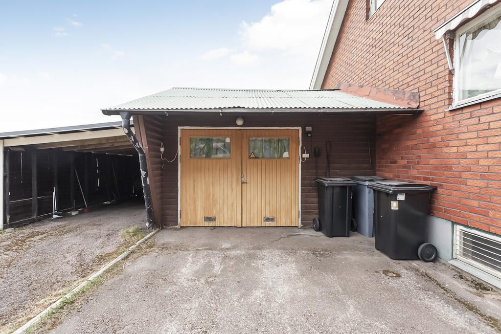 Vidbyggt garage