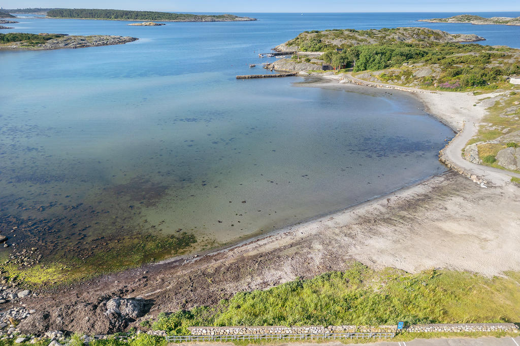 Vid Smarholmen finns badmöjligheter både från strand och klippor 