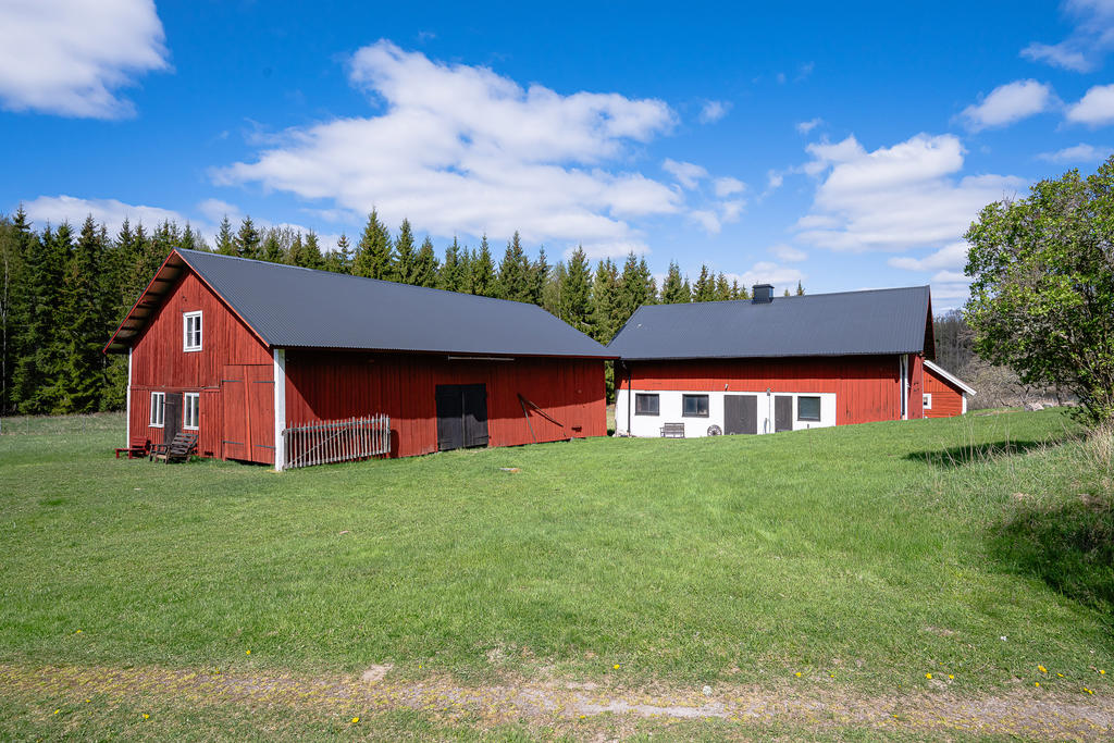 Stall, Loge & Svinhus som skymtas till höger