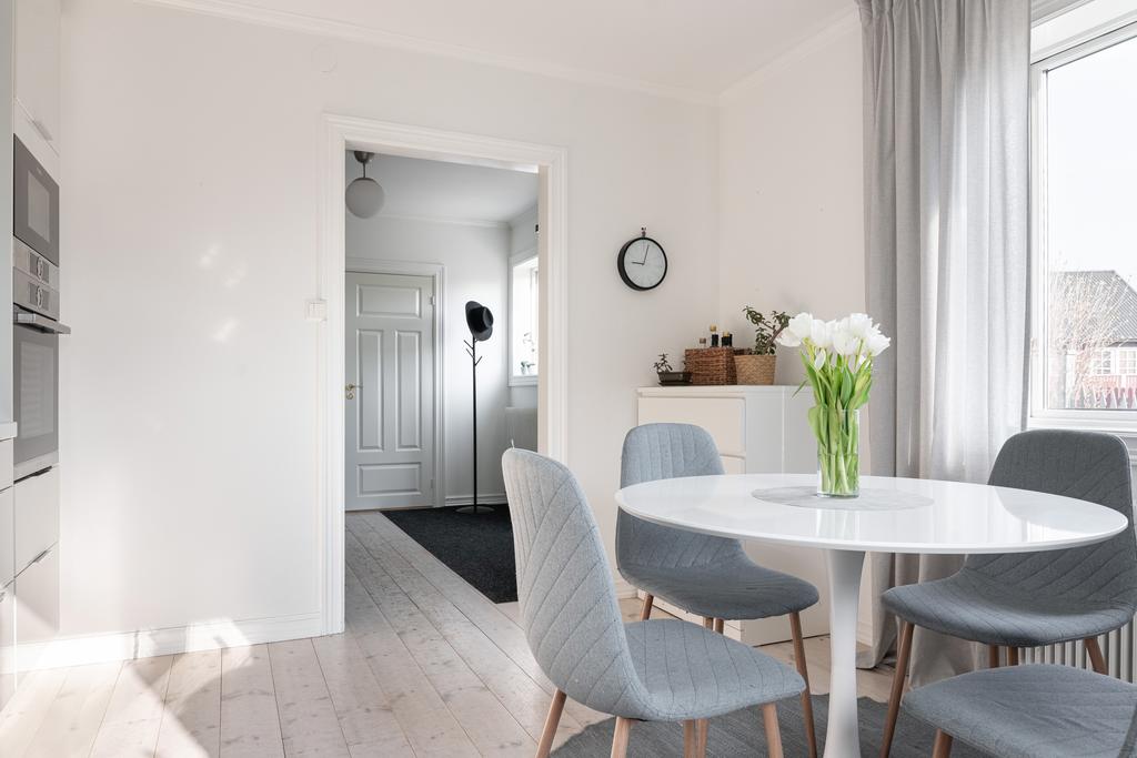 Matplats mot entréhall