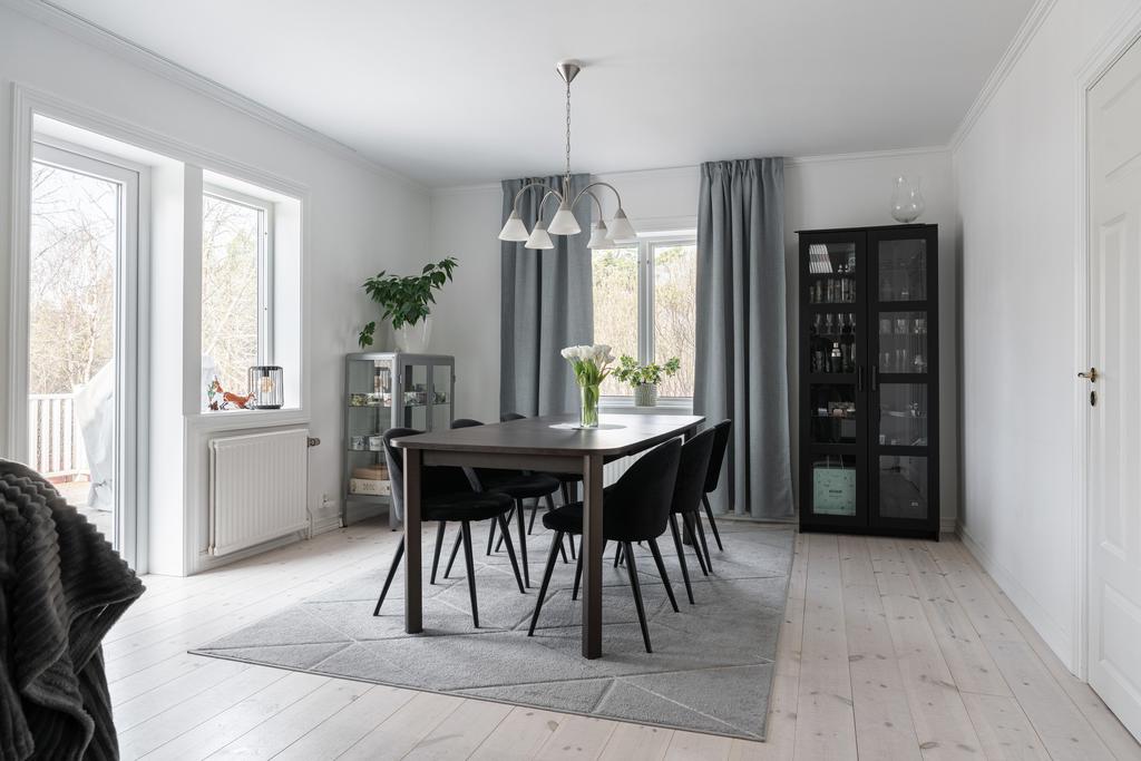 Matrummet har utgång till altanen