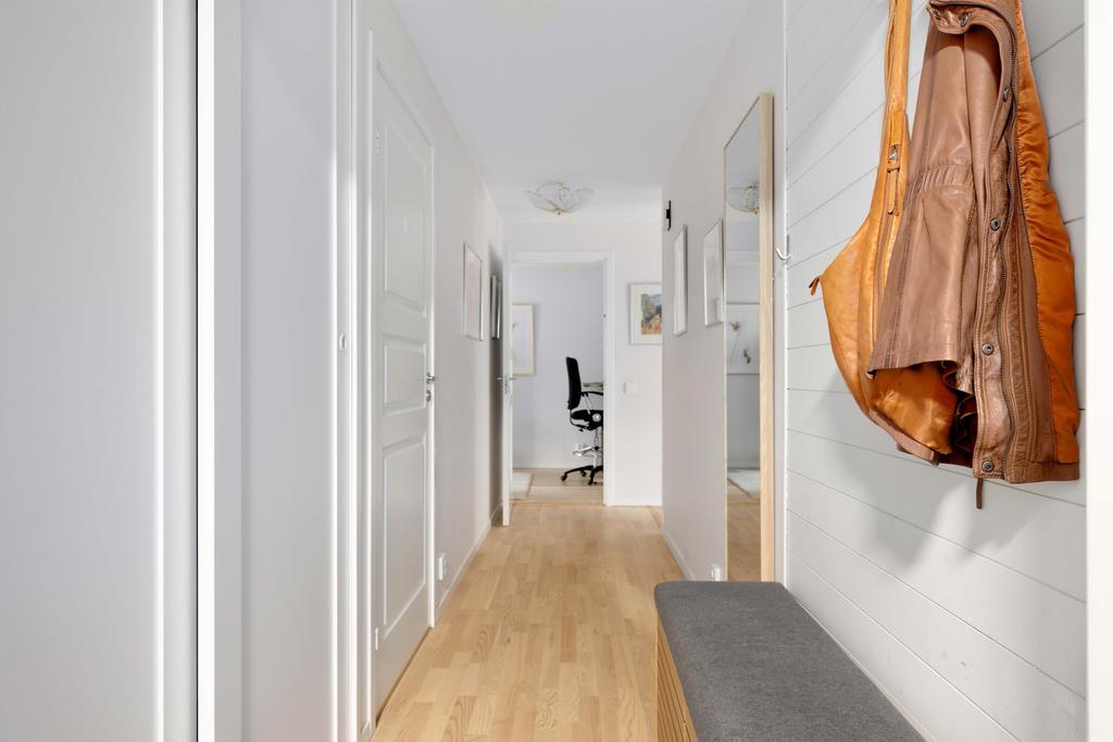 Hall med förvaring.