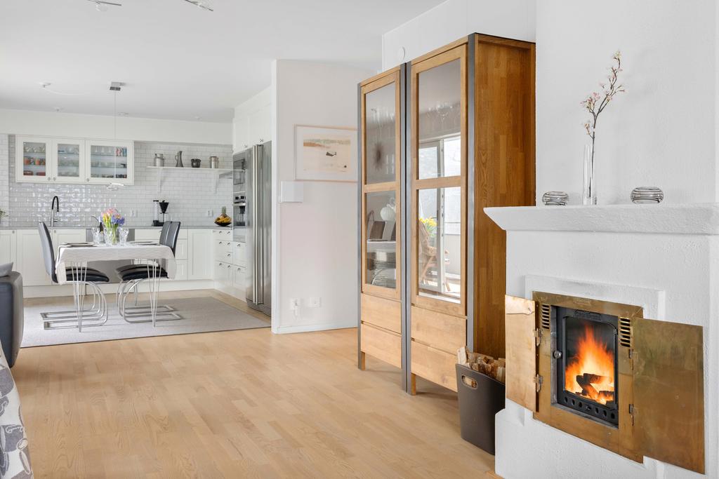 Otroligt fin kakelugn som värmer hus och själ.