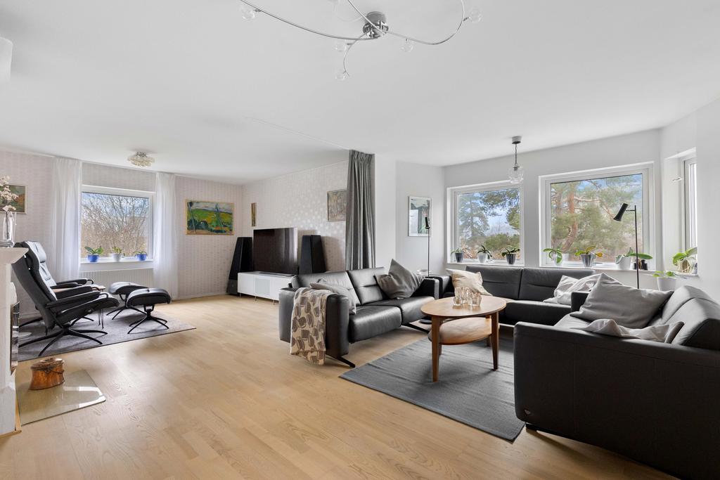 Plats för flera sittmöblemang.