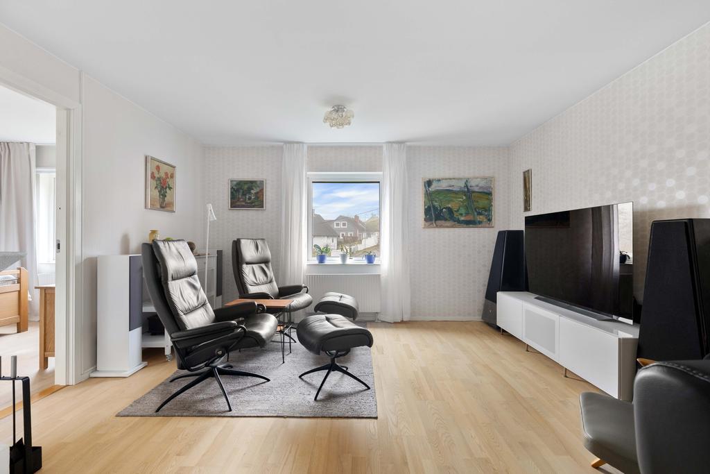 Tv-hörnan med plats för fåtöljgrupp.