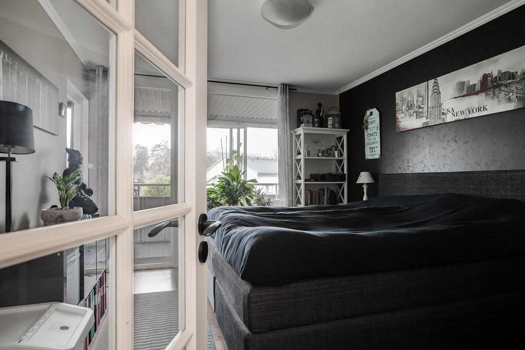 Sovrum med utgång till balkong