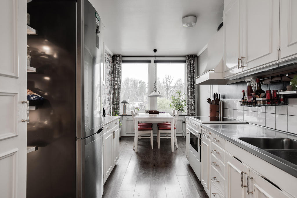 Trevlig matplats i köket (digital målning av köksväggar)