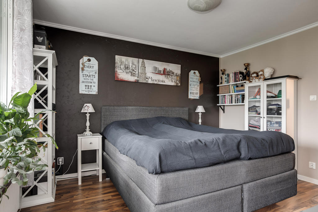 Sovrum med gott om plats för dubbelsängen