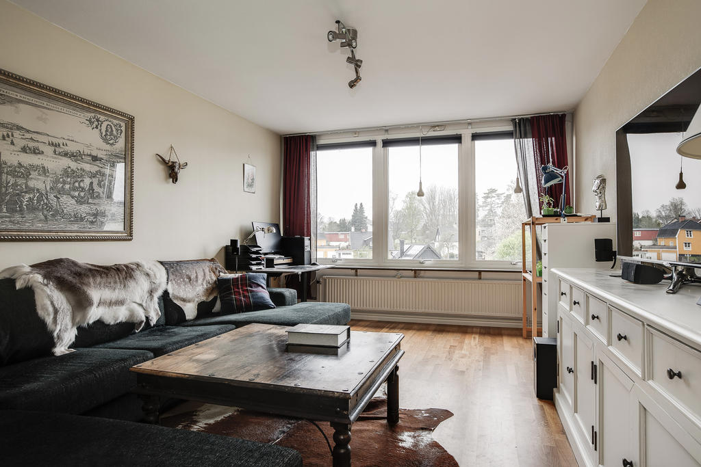 Vardagsrum med fönster i västerläge