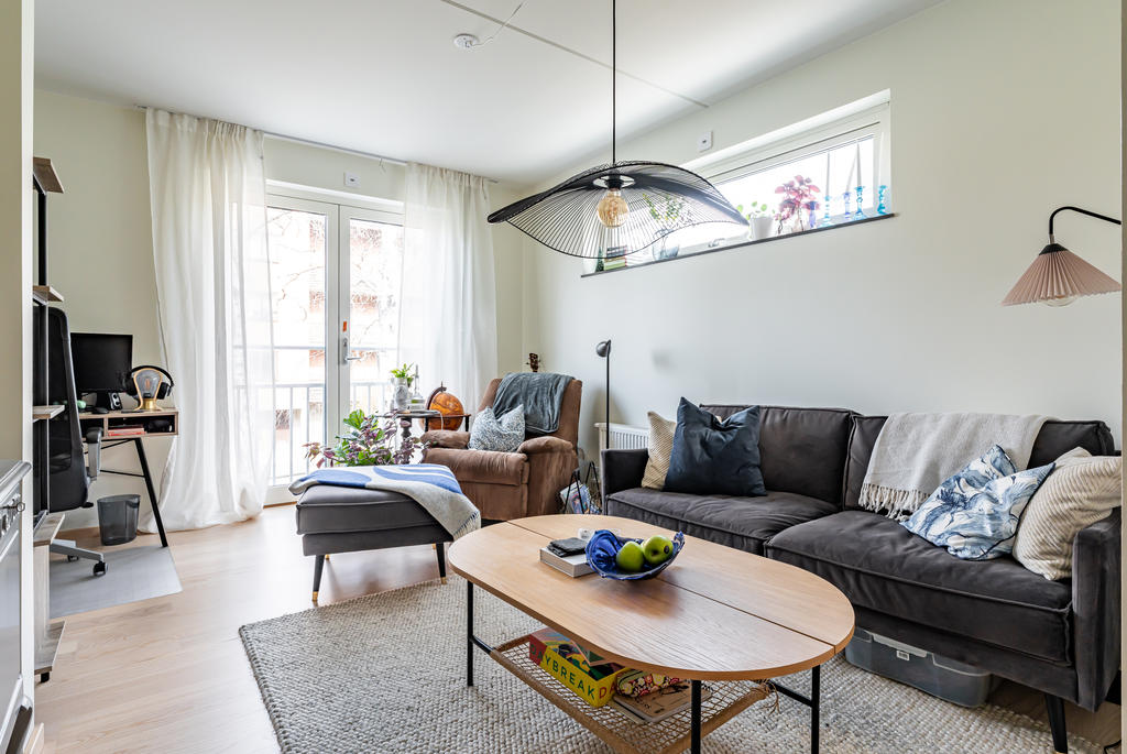 Vardagsrummet har plats för soffgrupp.