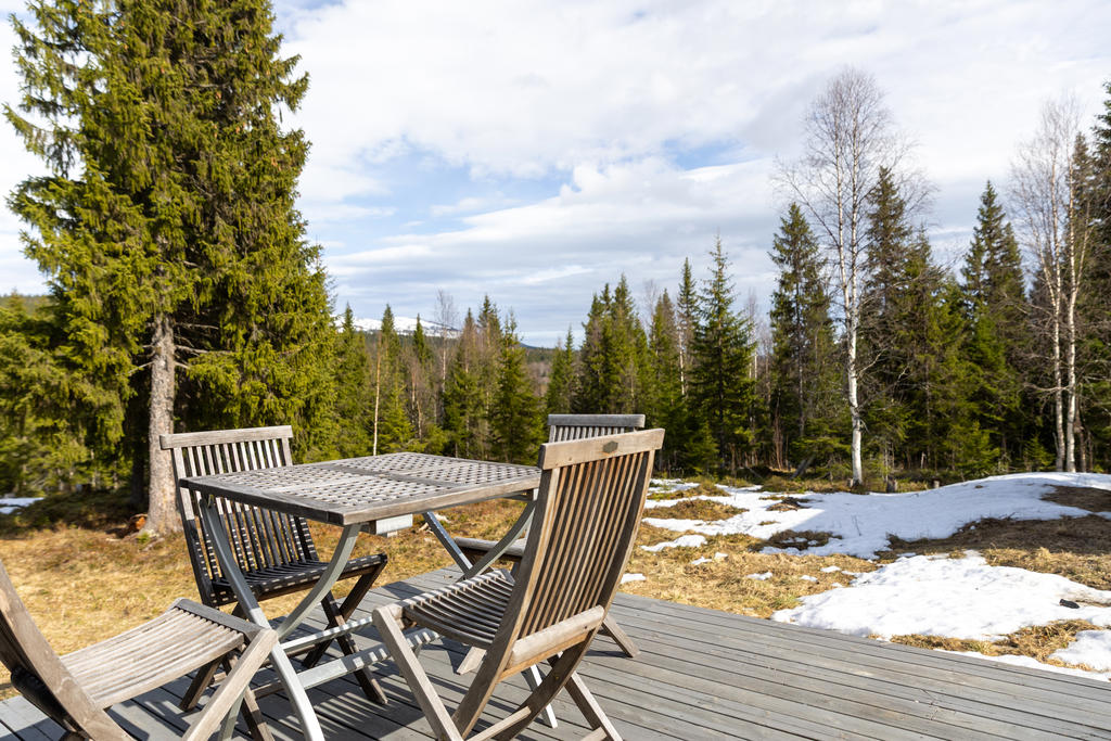 Njut av solen från den härliga altanen