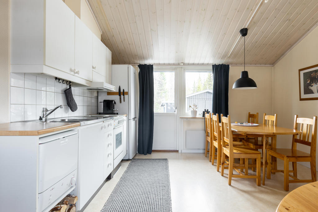 Från köket leds du tut till altanen i sydost