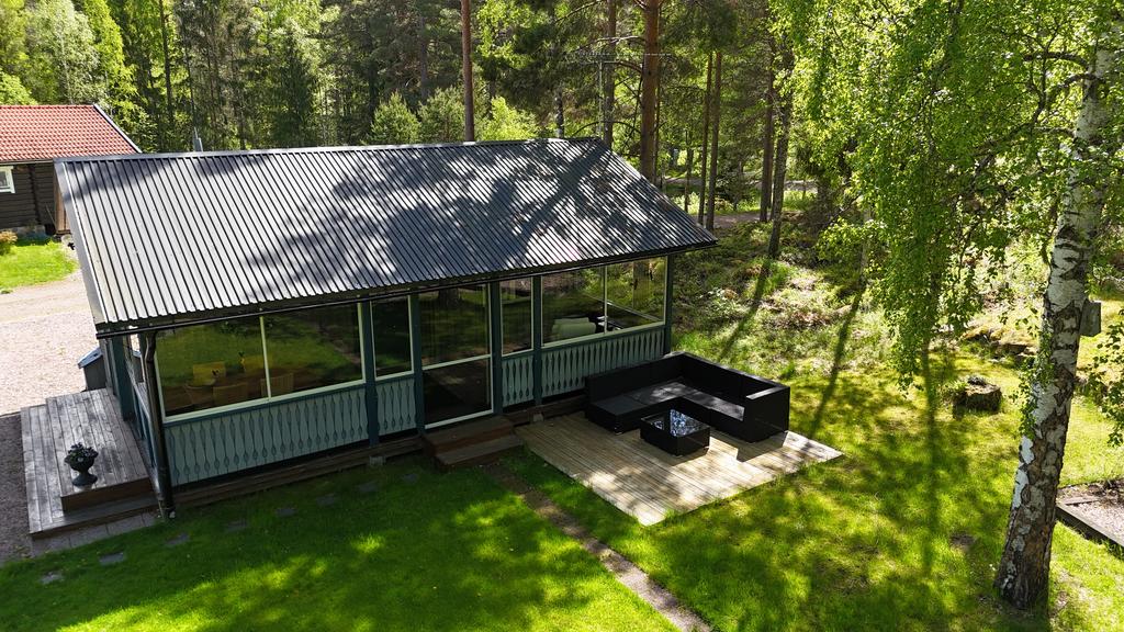 Gäststuga med altan