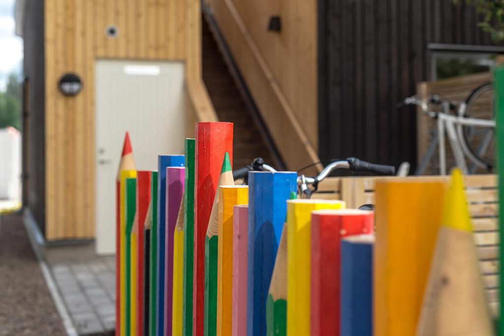 Färgglad detalj utanför fasaden