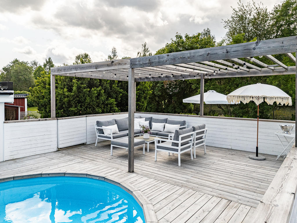 Underbar uteplats under pergolan