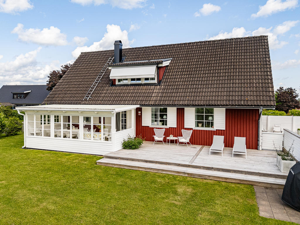 Stor altan och inglasat uterum