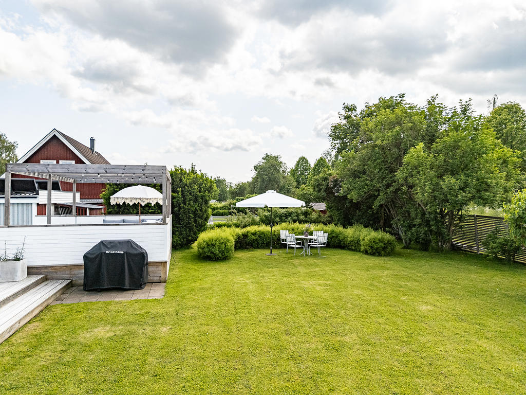 Stor och lummig trädgård