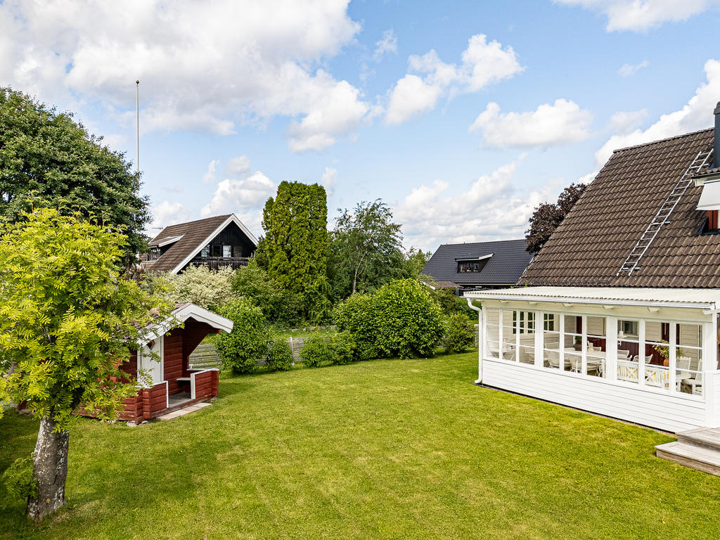 Liten friggebod på tomten