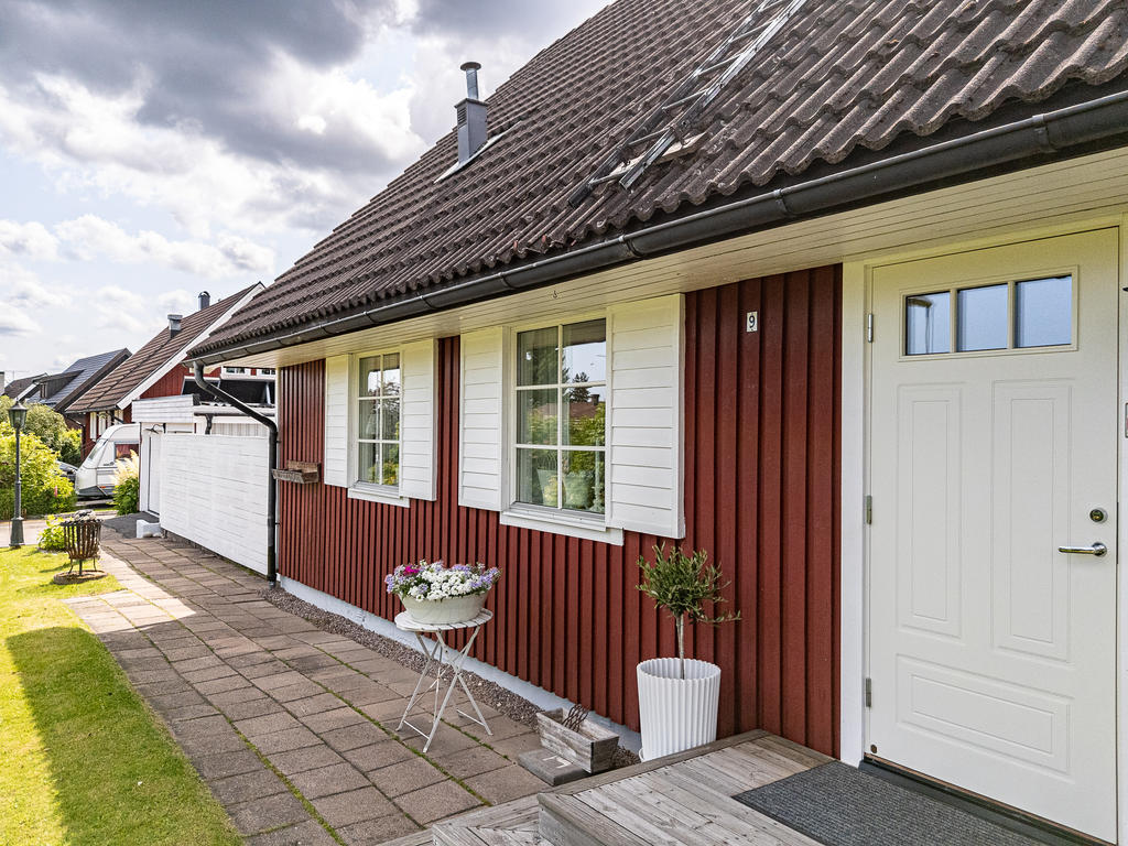 Stenbelagd gång leder till entrén