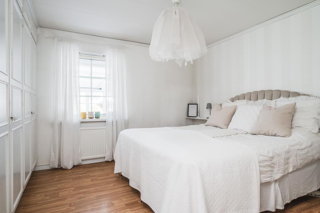 Sovrum 1 med garderobsvägg
