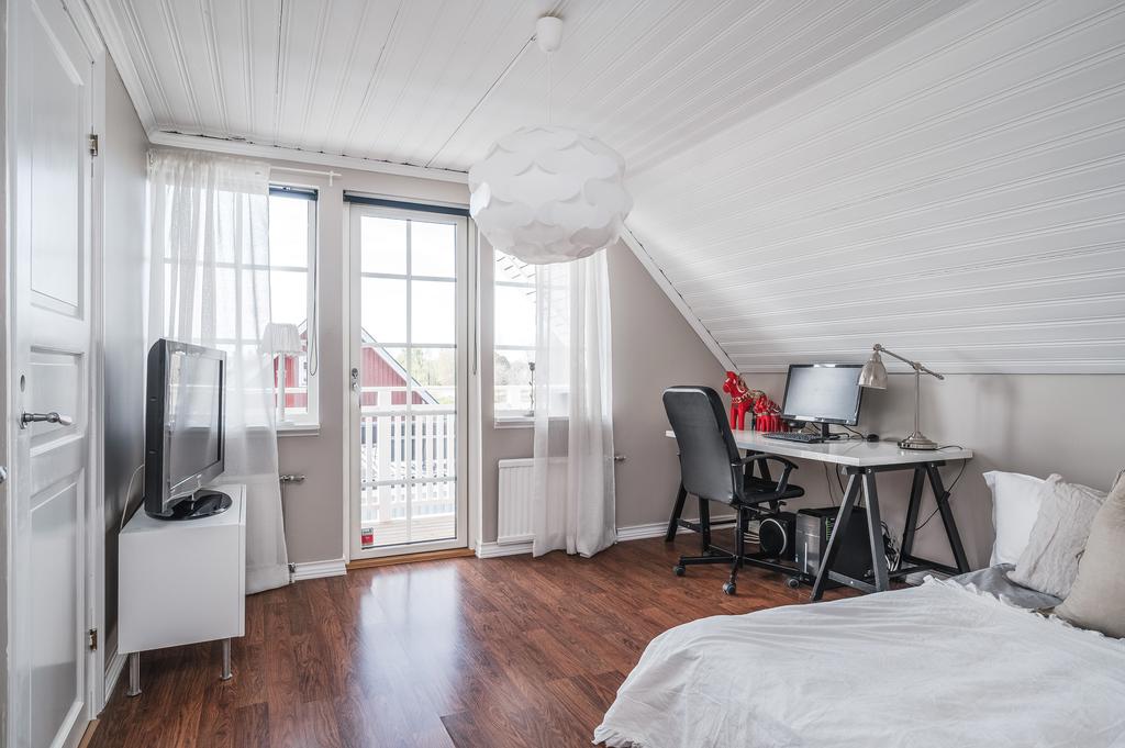 Sovrum 2 med utgång till balkongen