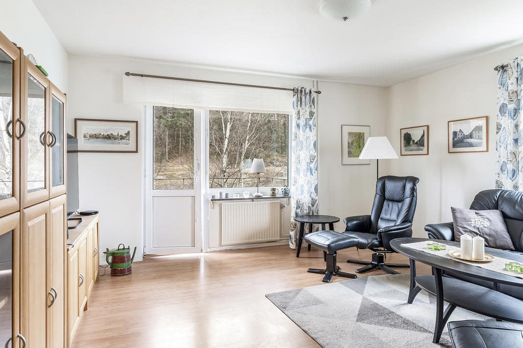 Rymligt vardagsrum med ljusinsläpp från två väderstreck