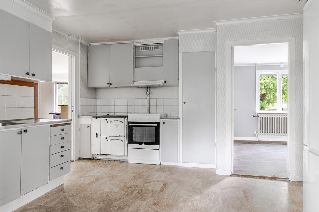 Kök med järnspis som är godkänd att elda i.