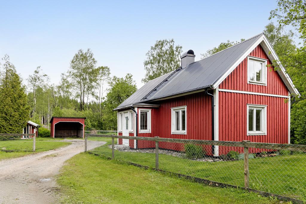 Strax innanför huset finns en stor carport.