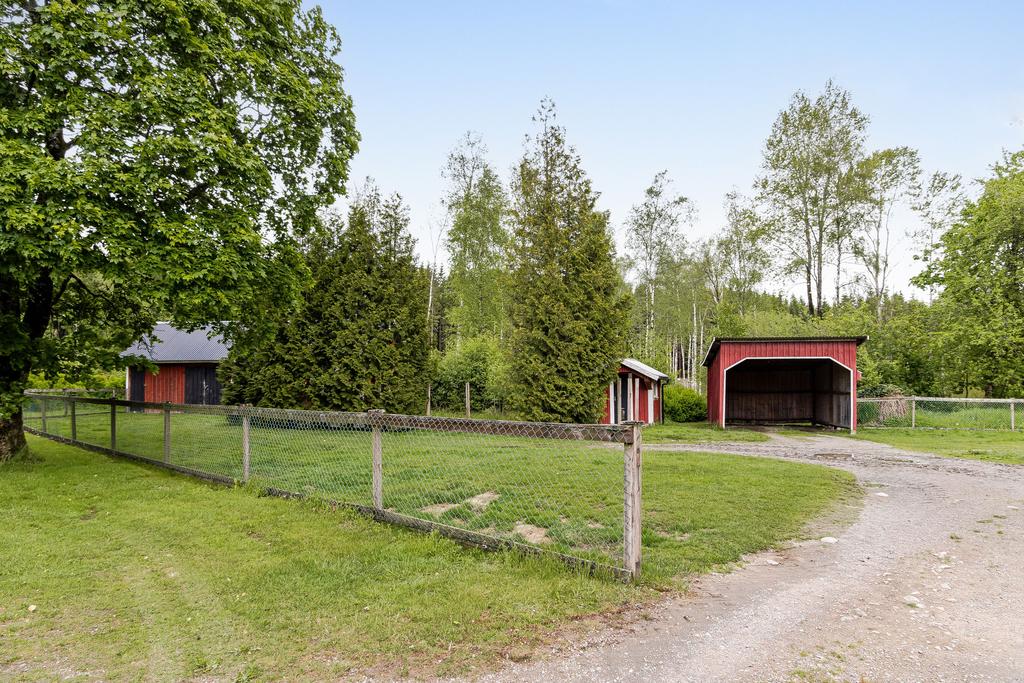 På fastigheten finns carport, liten stuga som använts till hundkoja, ekonomibyggnad med rum som går att göra till gästrum eller bara ha till förråd.