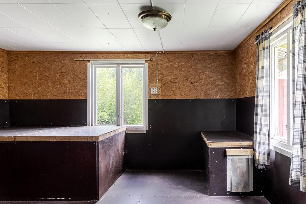 Ett av rummen i ekonomibyggnaden som använts till hundhus.
