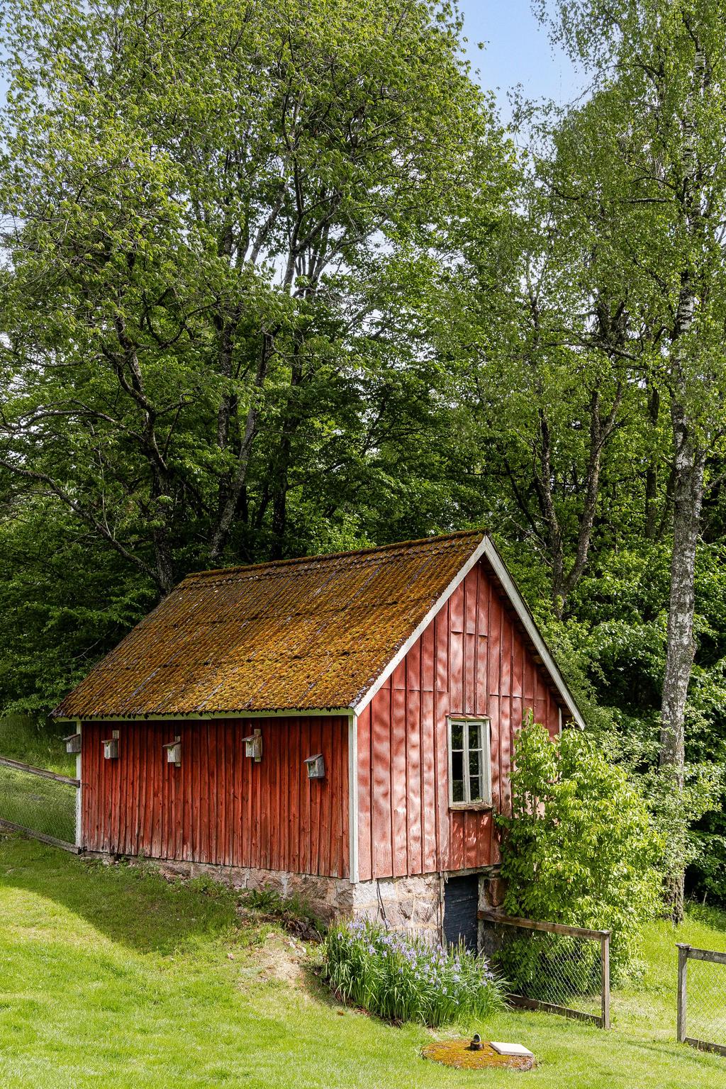 Litet uthus med jordkällare.