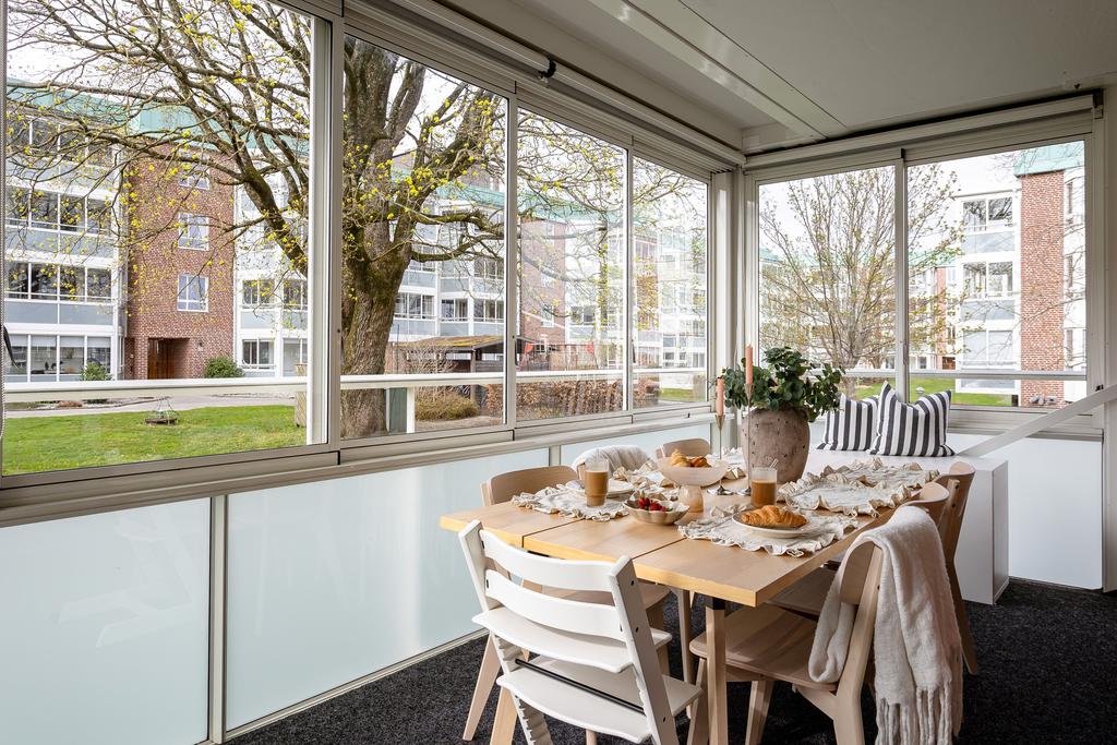 Den rymliga balkongen har vy mot föreningens innergård 