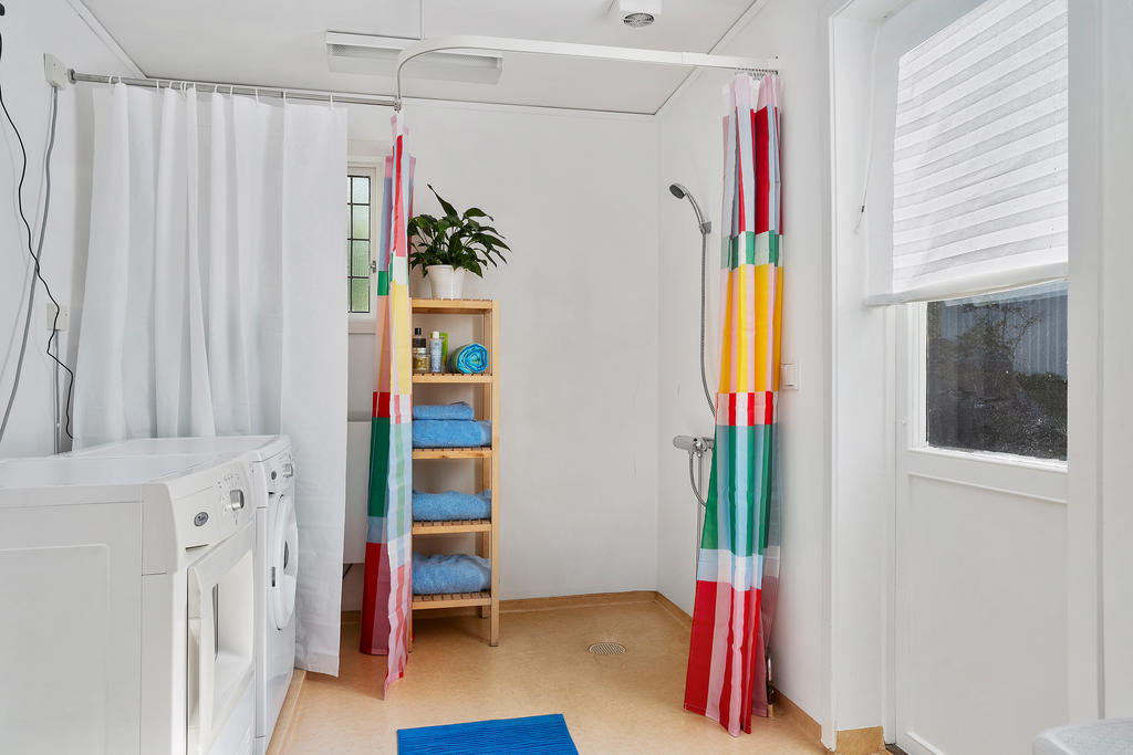 Groventré med tvättavdelning och dusch