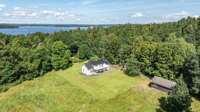 Fin villa på stor tomt nära sjön Mjörn