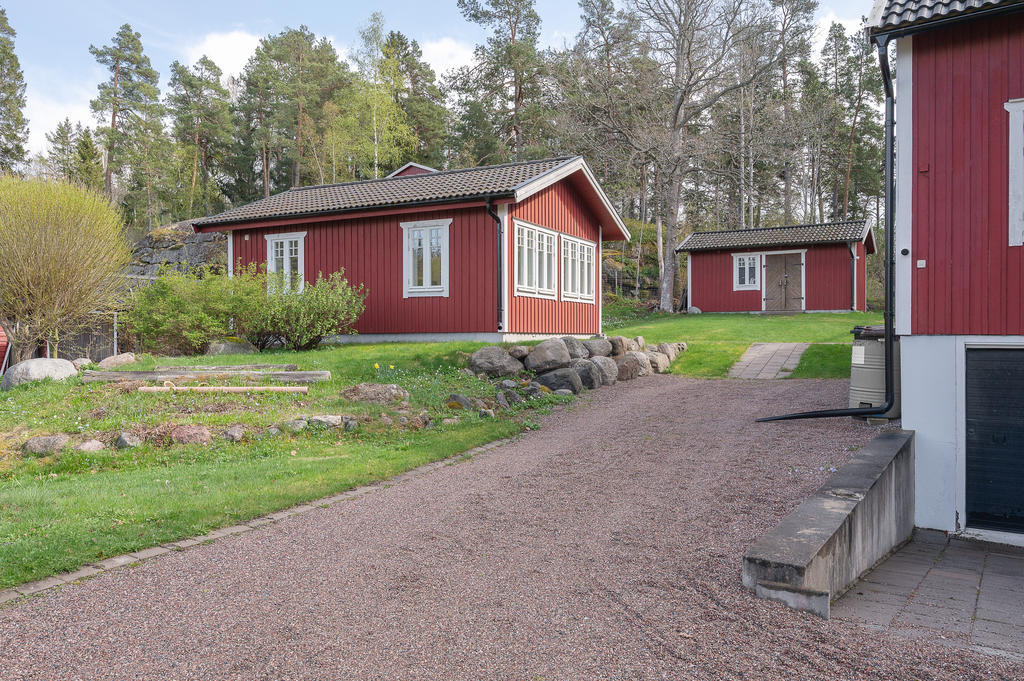Gästhus och bod i bakgrunden