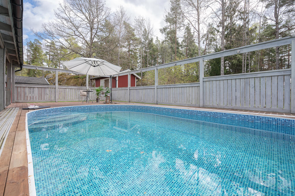 Väl tilltagen pool med praktsikt pooltak