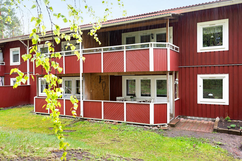Altan under tak och stenläggning på baksidan
