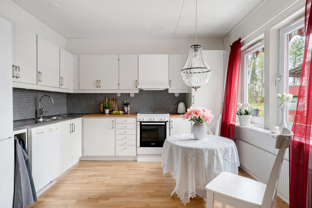 Kök med plats för matgrupp