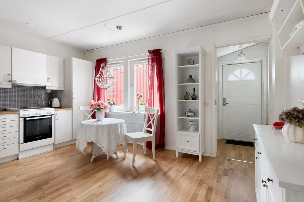 Vid fönstret finns en naturlig plats för matgrupp