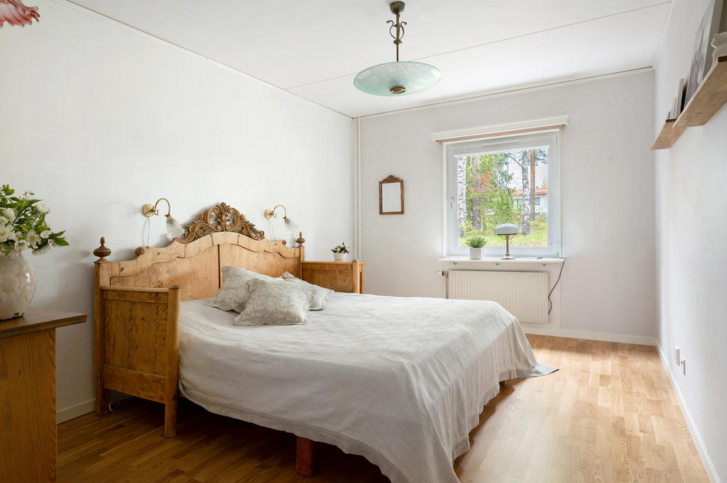 Sovrum med plats för dubbelsäng