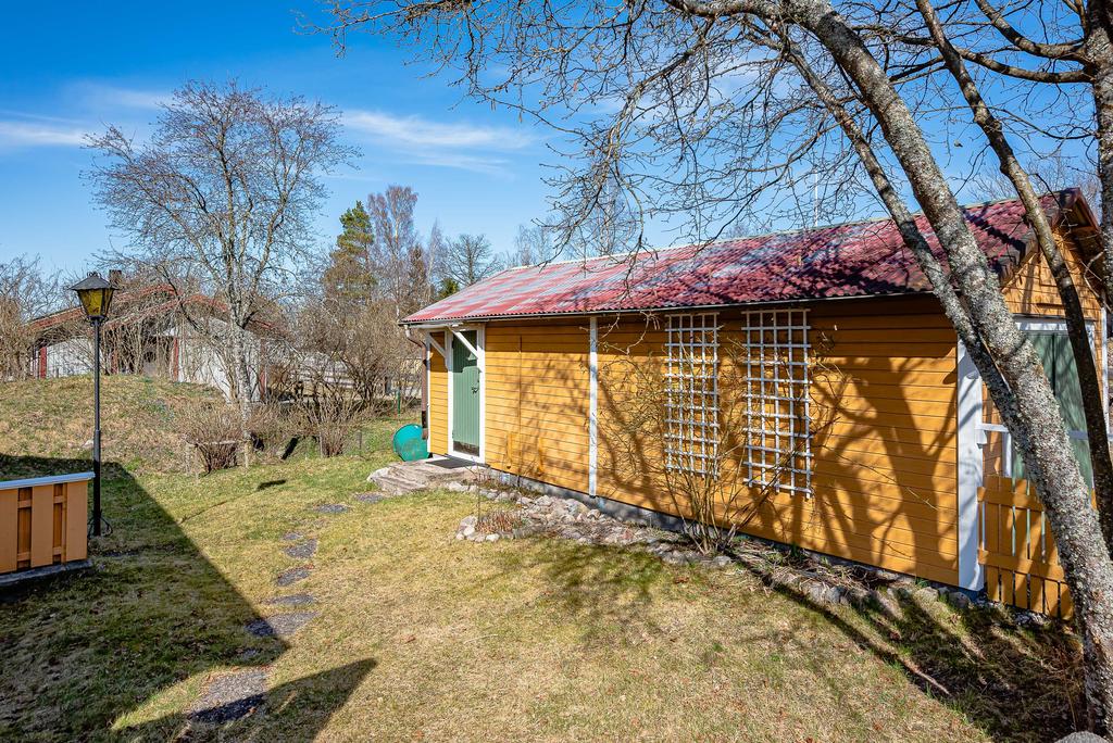 Garage med gäststuga