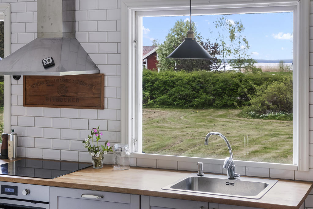 Kök med utsikt mot Hjälmarens vatten