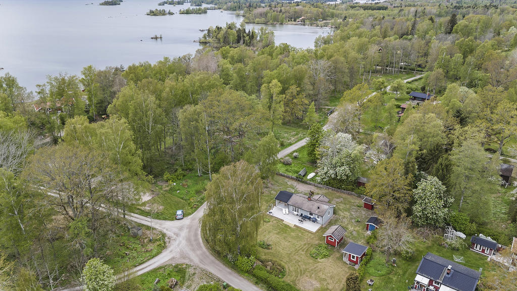 Ett stenkast till Hjälmarens vatten 