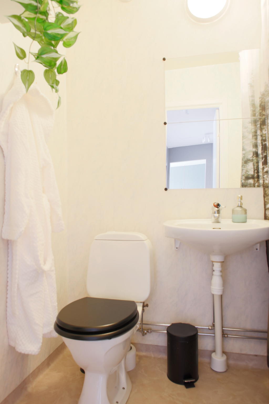 Badrum med våtrumsgolv och våtrumsväggar från föreningens renovering på 90-talet