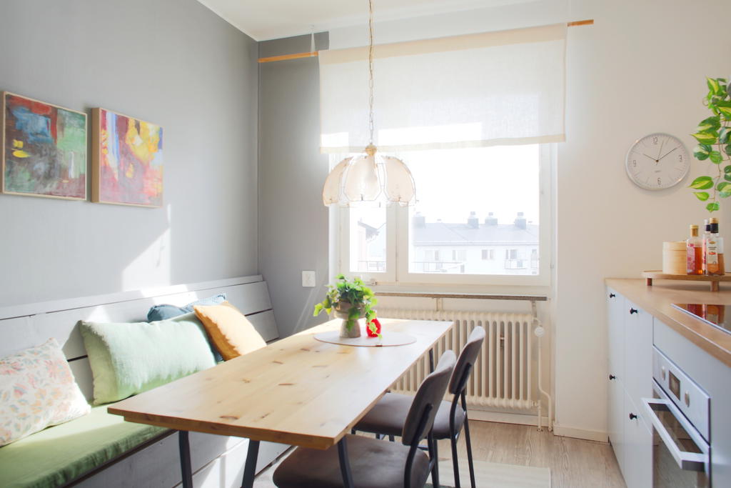 Plats för matbord vid sittbänken och möjlighet till förvaring under bänken
